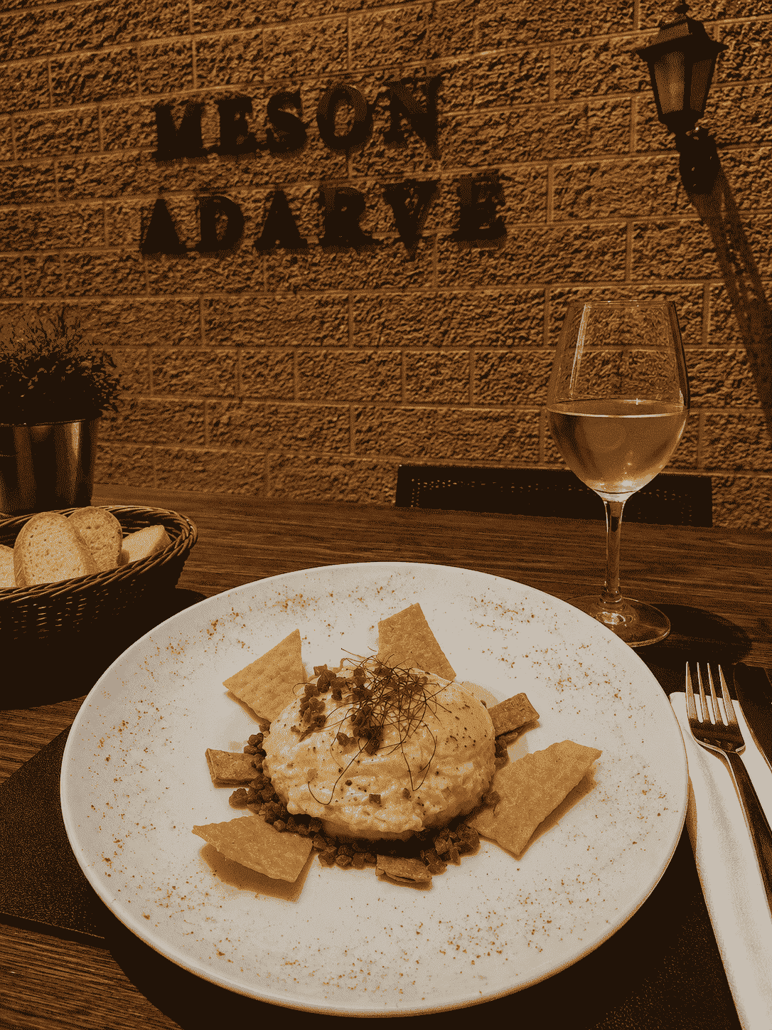 ENSALADILLA RUSA HUEVO FRITO Y JAMÓN